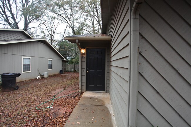 Building Photo - Cedar Chase Duplex For Fall 2025