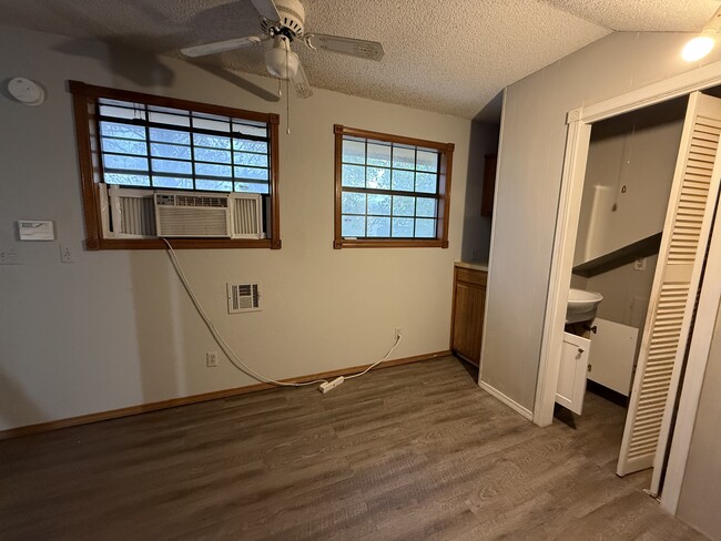 Building Photo - 2202 Crestwood Dr