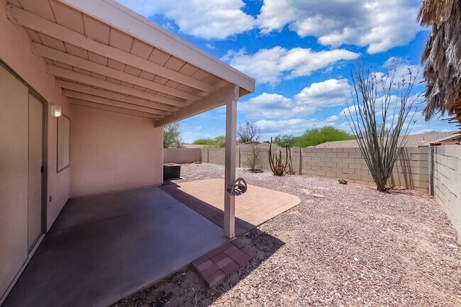 Building Photo - 8256 S Vía Del Forjador