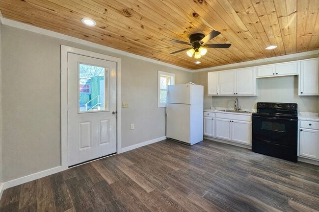 Building Photo - Studio in West Batesville