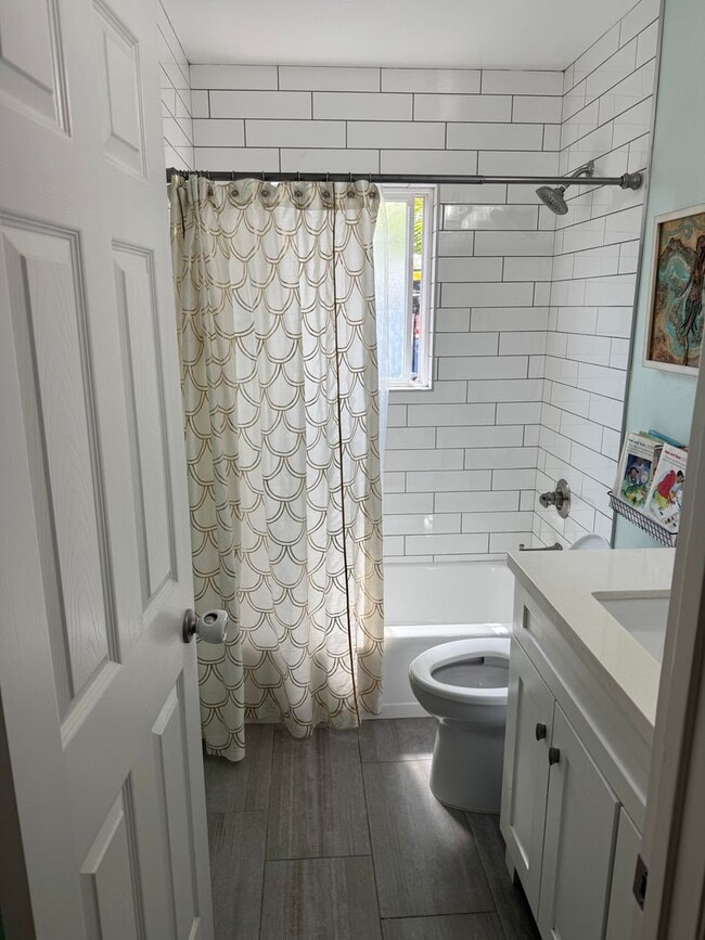 Building Photo - Beautiful, Remodeled 4 Bed, 2.5 Bath in th...