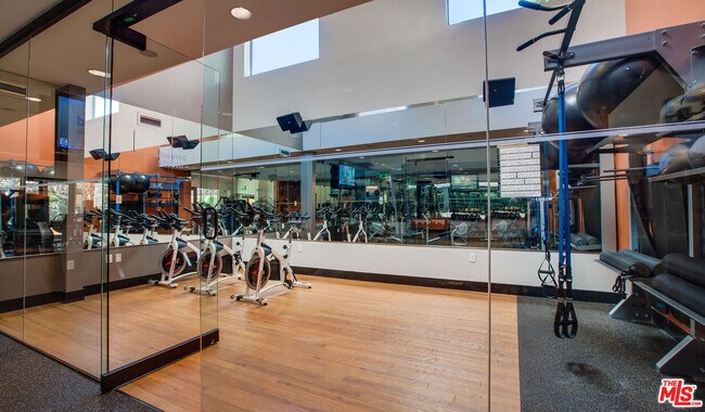 Building Photo - 5916 Las Virgenes Rd