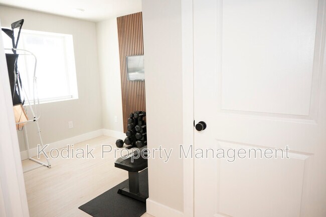 Building Photo - 1364 Petunia Ct