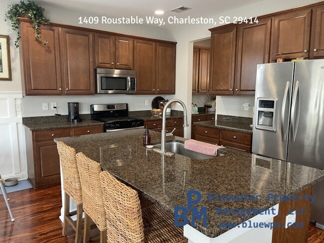 Building Photo - Spacious 4 Bed, 2.5 Bath Available April 1, 2026