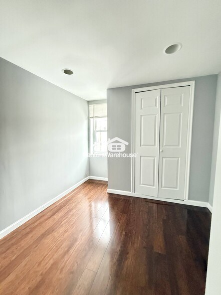 Building Photo - 519 S Port St