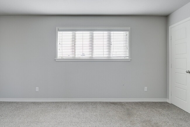 Building Photo - Two Story, 2 Bed / 1.5 Bath Duplex with Mo...
