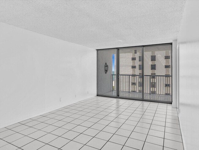 Building Photo - 2655 Collins Ave