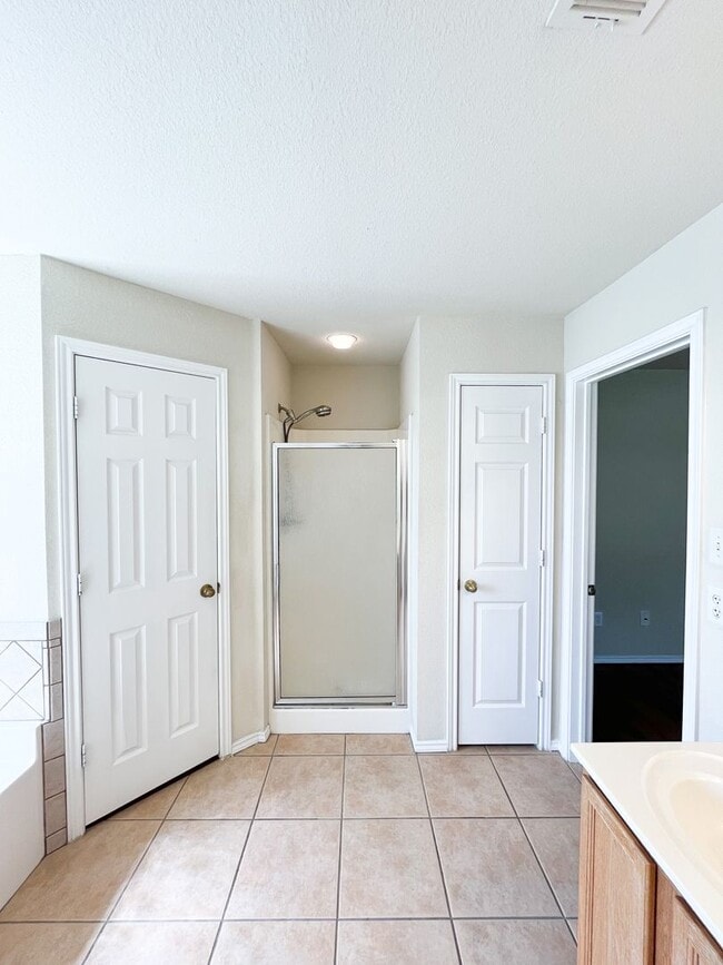 Building Photo - Available NOW!!!! Open floor plan features...