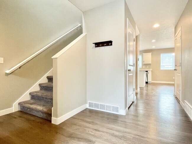 Building Photo - 3037 S Red Pine Dr