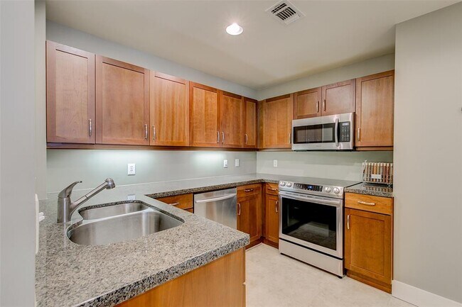 Building Photo - 411 W 7th St