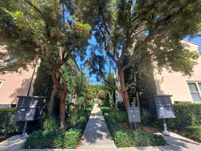 Building Photo - Beautiful Two-Level 2Bd 2Ba Condo in Irvine