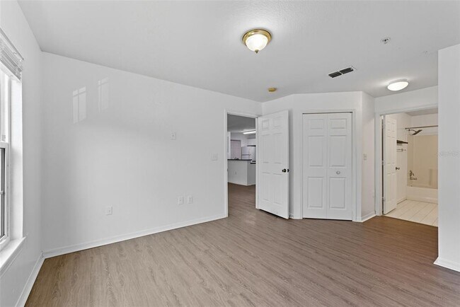 Building Photo - 5459 Vineland Rd