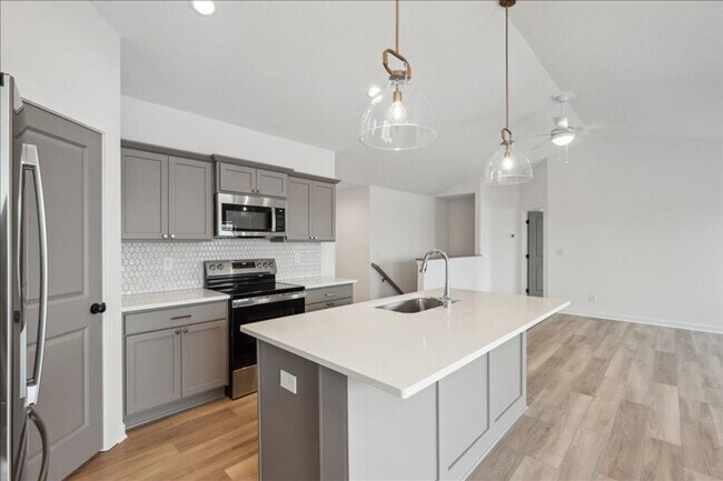 Building Photo - FINISHED BASEMENT!! 4 Bed, 3 Bath Townhome in Ankeny