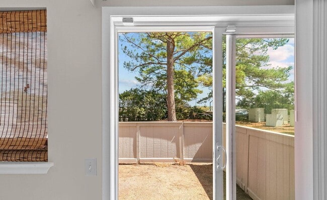 Building Photo - Live Where Convenience Meets Comfort in Lakebend!