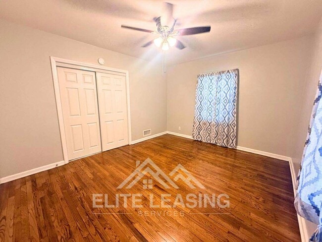 Building Photo - 3 Bedroom, 2 Bathroom home close to Gage Park