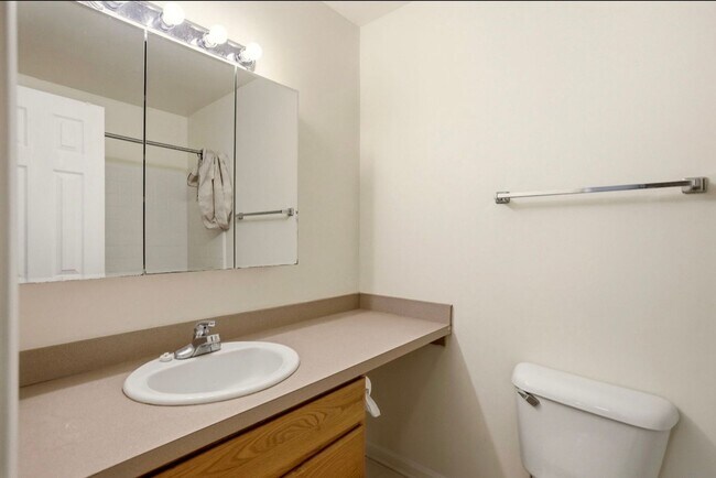 Building Photo - Updated 2 Bedroom Condo for Rent in Saginaw Township