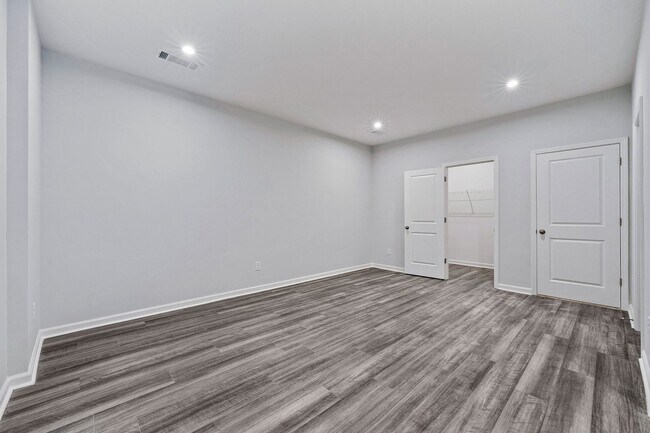 Building Photo - BRAND NEW Townhome located in Westside Ben...