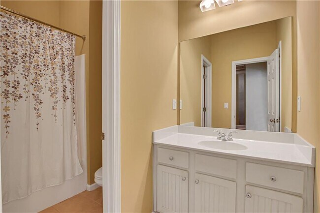 Building Photo - 3345 Regent Pl SW