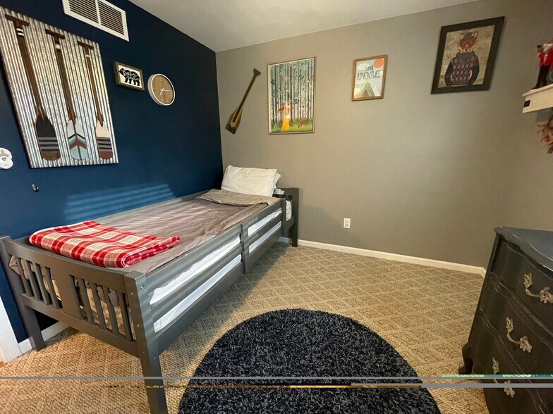 Building Photo - 2863 Foster Ave