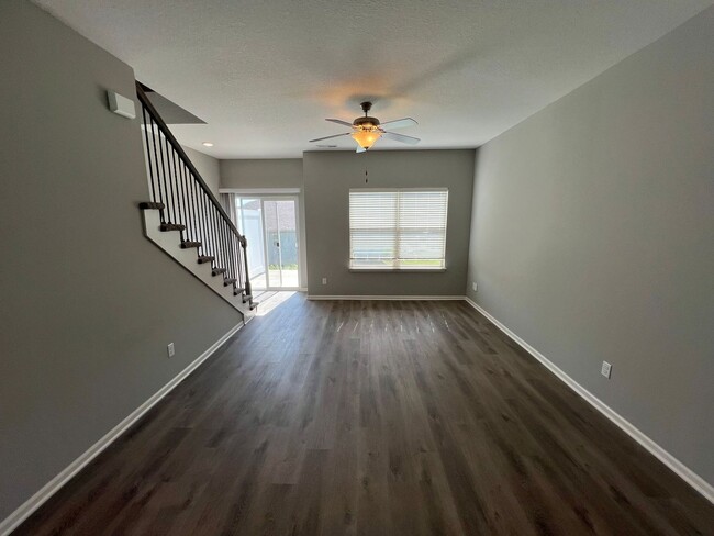 Building Photo - Beautiful 3/2.5 Duplex in Blue Springs!