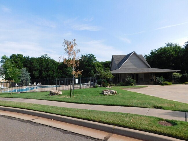 Building Photo - Stunning 5 Bedroom In Edmond With Bonus Room and Study