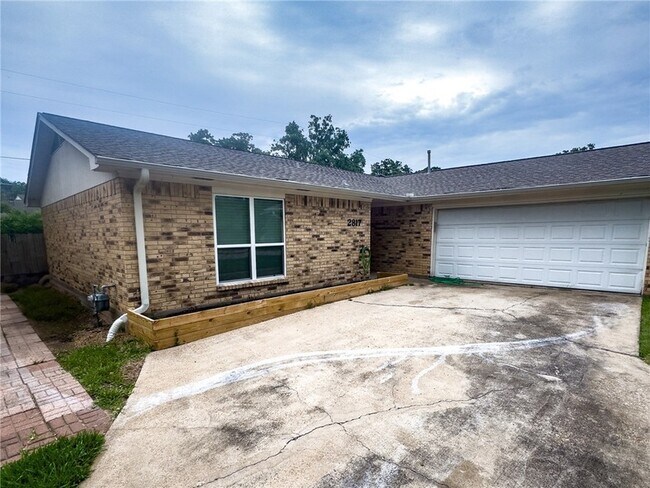 Building Photo - 2817 Jennifer Dr