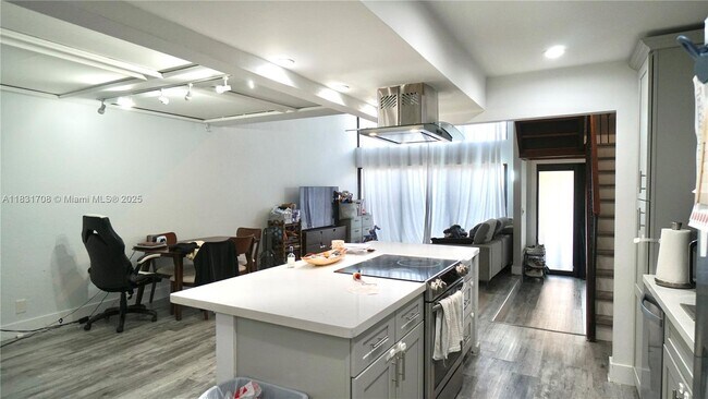 Building Photo - 741 E Coco Plum Cir