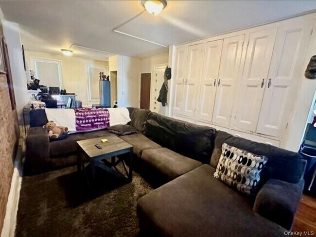 Building Photo - 118 Main St