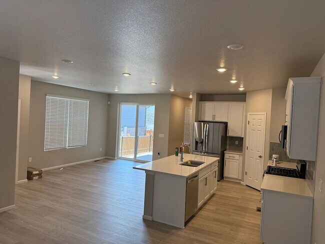 Building Photo - 745 N Tempe St