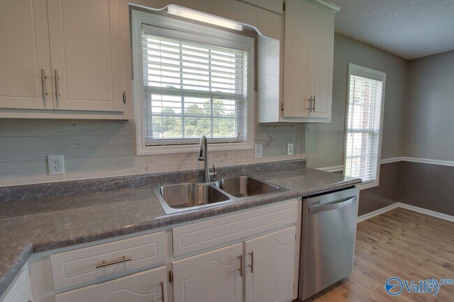 Building Photo - 115 Raptor Ct