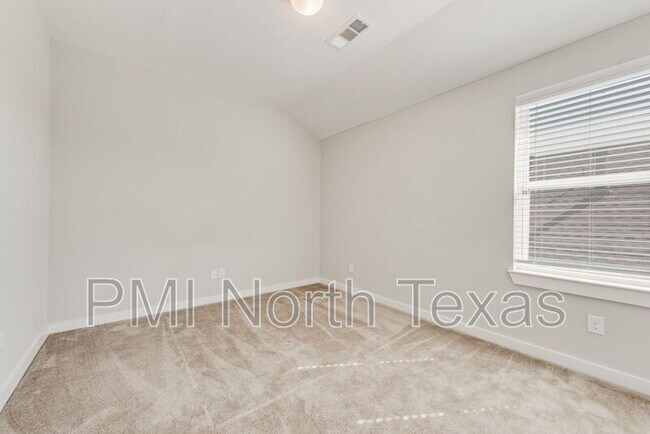 Building Photo - 1900 Spoonbill Dr