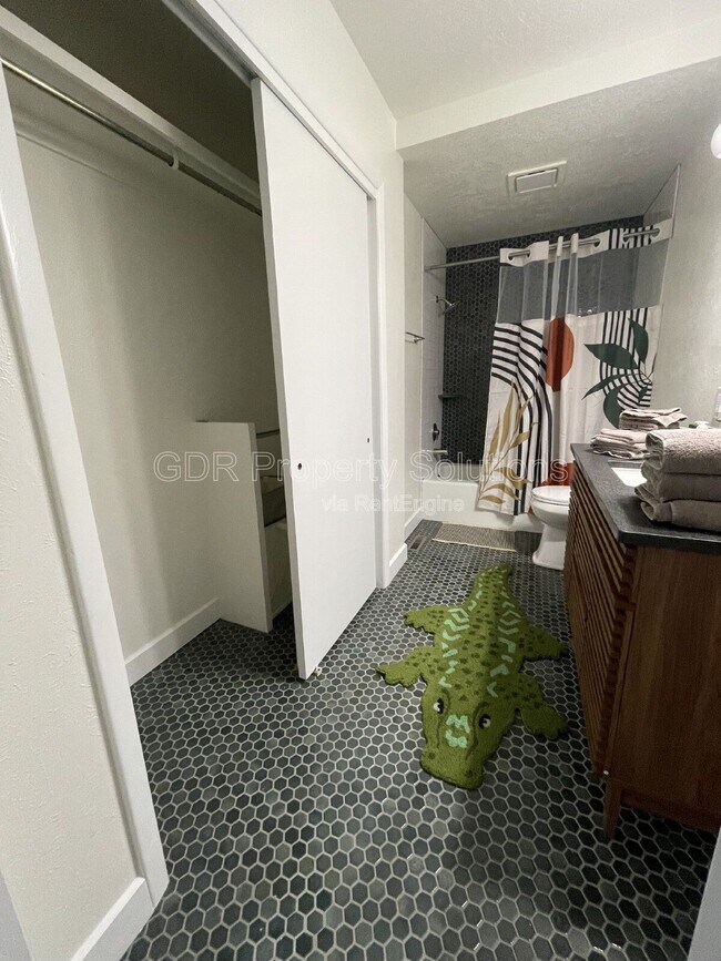 Building Photo - 520 Ortiz Dr NE