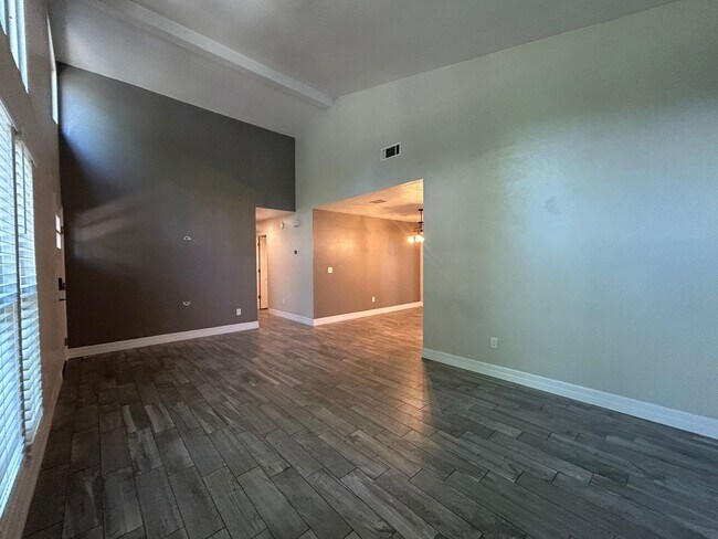 Building Photo - Dream home awaits: stunningly updated 3 be...