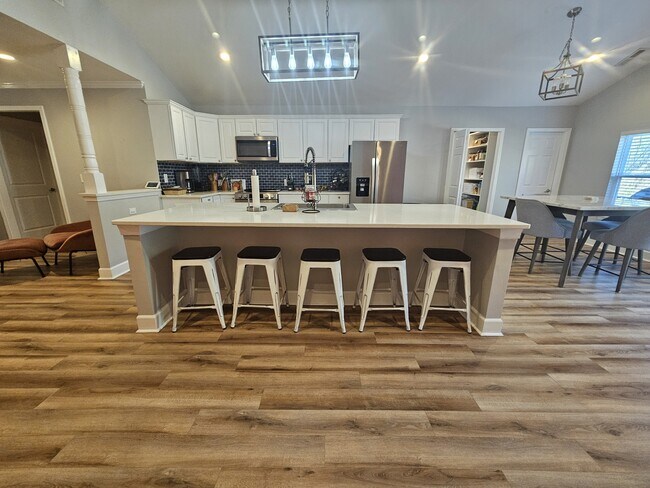 Building Photo - 2737 Celia Ave