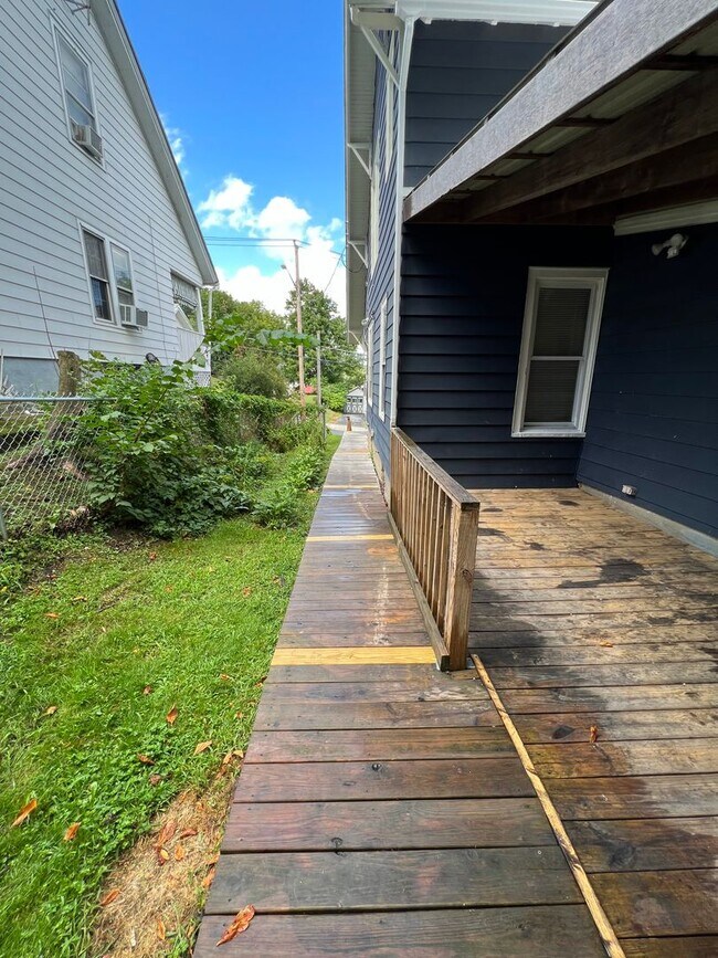 Building Photo - 3 Bed 1 Bath Single Family House 13 Essex St.
