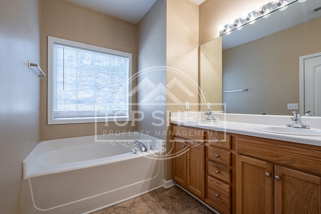 Building Photo - 32 Brookvalley Ct W