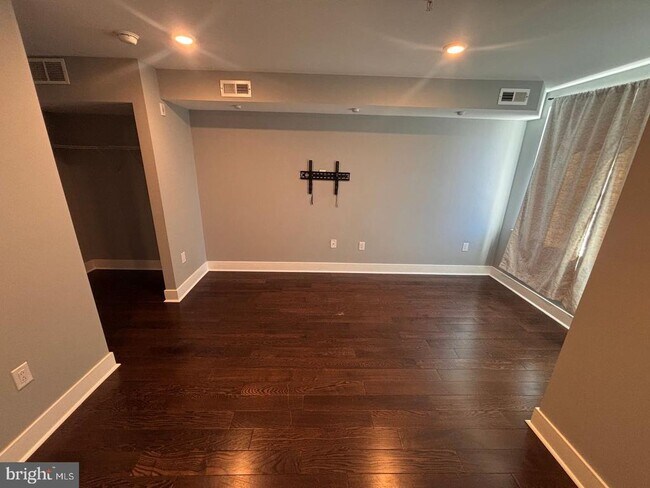 Building Photo - 3255 Ridge Ave