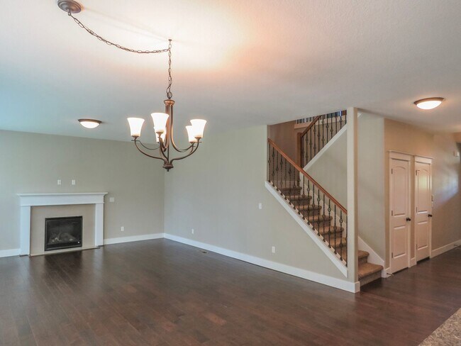 Building Photo - 5 Bedroom 3 Bathroom home available in New...