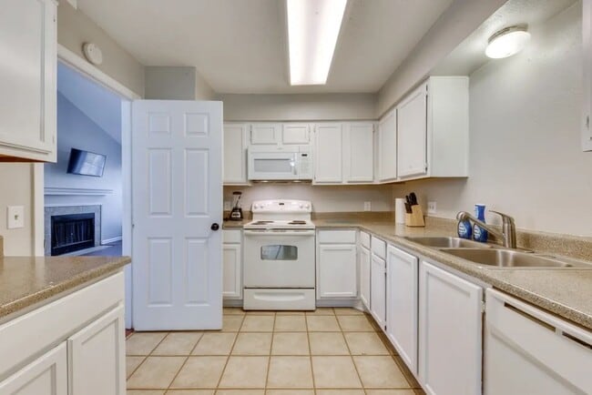Building Photo - Heart of Baton Rouge-Spacious 2-bedroom,2-...