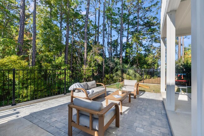 Building Photo - 223 E Lakeshore Dr