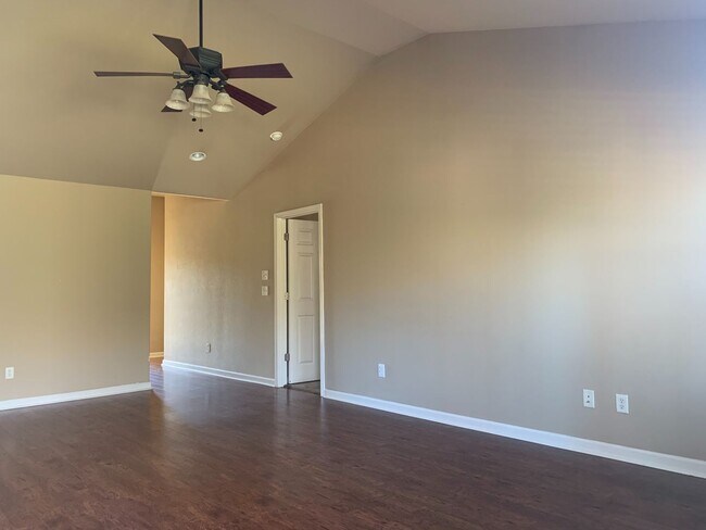 Building Photo - 241 Lariat Dr