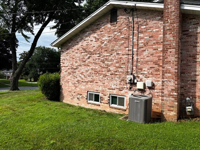 Building Photo - 8513 Wilkesboro Ln