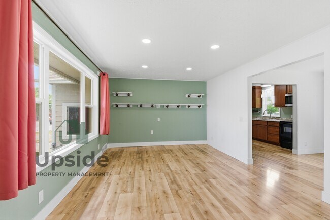 Building Photo - 8719 E Valleyway Ave