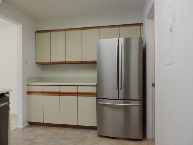 Building Photo - 68 Springhedge Ct St
