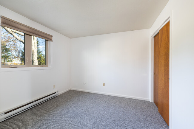 Bed 1 - 335 S Pier Rd