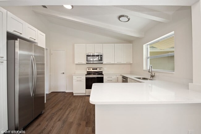 Building Photo - Beautiful 3 bedroom 2 bath Longwood Home