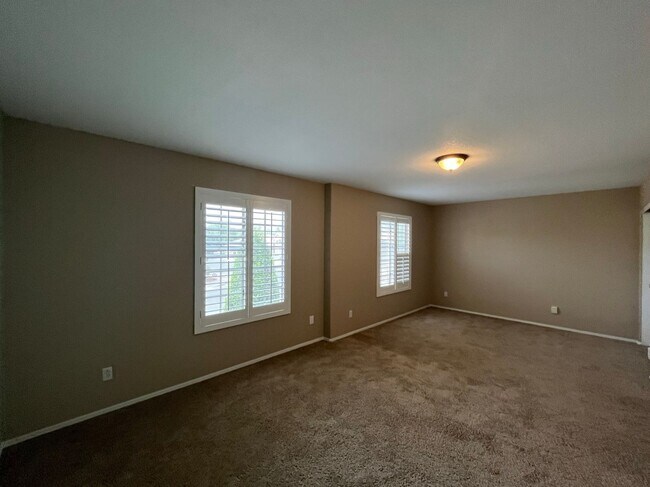 Building Photo - 4 Bedroom Home Near N McQueen Rd and E Cha...