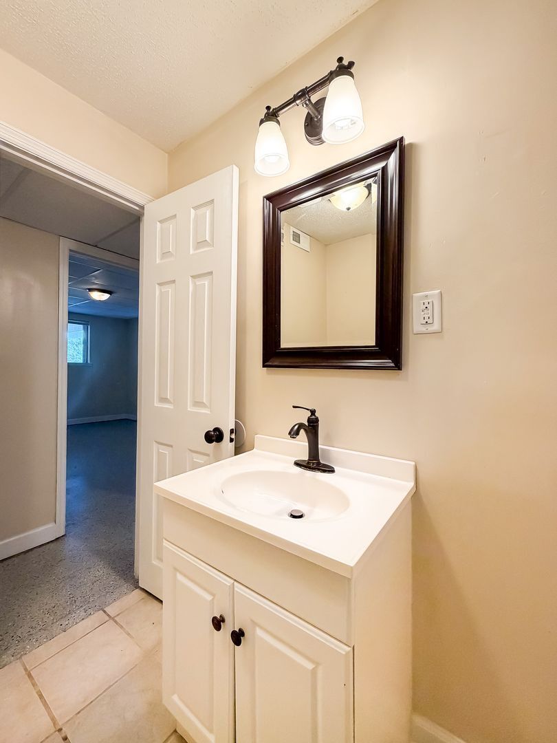 Building Photo - 1309 Labrea Dr