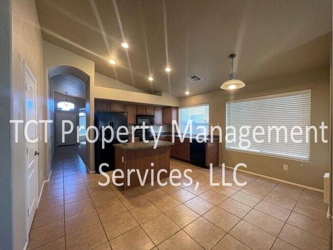 Building Photo - Spacious Home in Great Location!