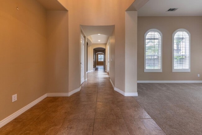 Building Photo - Beautiful 4 Bedroom 4 Bath House with Pool & Spa in Arroyo Vista